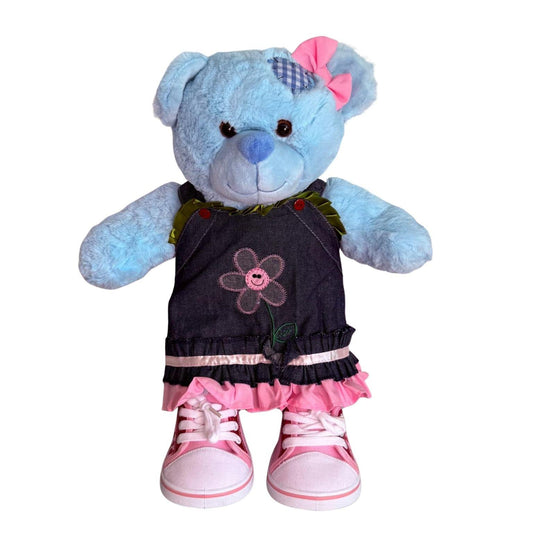 Knuffel in jeansjurkje met strikje om het oor – stijlvolle outfit uit de Make a Bear collectie