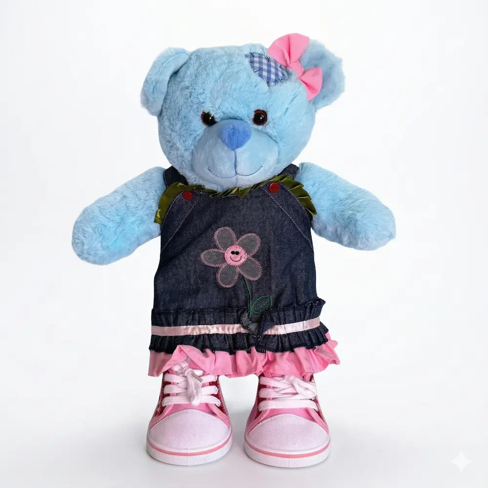 Knuffel in jeansjurkje met strikje om het oor – stijlvolle outfit uit de Make a Bear collectie