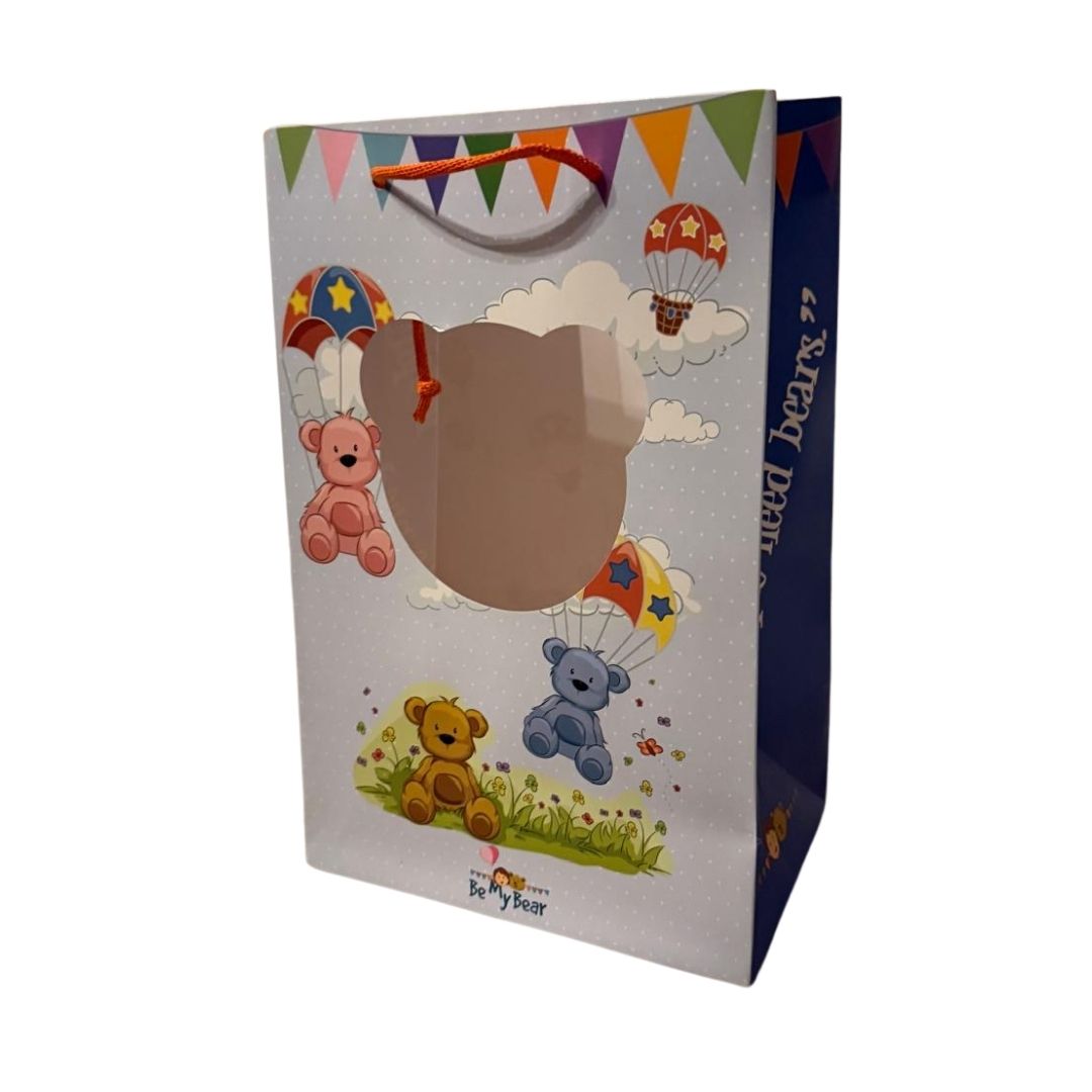 Kleurrijke kartonnen tas, Deze wordt meegeleverd bij de Make a Bear knuffels Hier kun je heel makkelijk je knuffel in vervoeren. er zit een door kijk gaat in, in een vorm van een berenhoofd. 