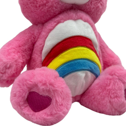 Detail van de buik van het Lachbeertje – met het iconische regenboogsymbool van Cheer Bear uit de Care Bears collectie