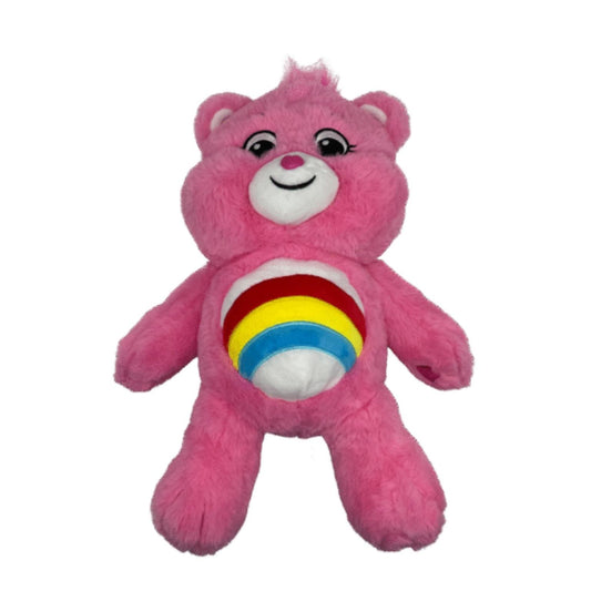 Staand Lachbeertje – Cheer Bear uit de Care Bears collectie van Make a Bear, volledig zichtbaar met regenboogbuikje