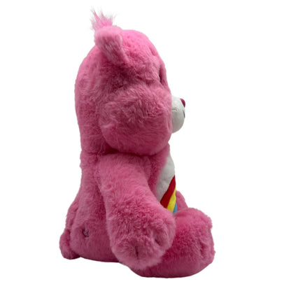 Zijaanzicht van het roze Lachbeertje – Cheer Bear van Make a Bear met zachte vacht en vriendelijke uitstraling