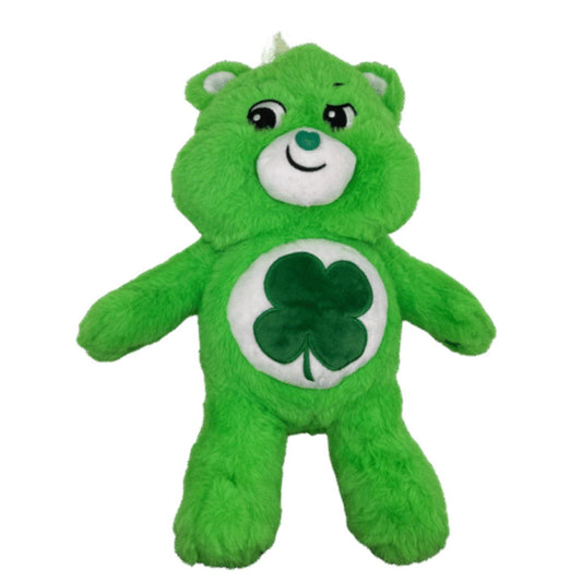 Staande Lucky Bear – volledig zichtbaar Groene Care Bear met klavertjevier op de buik, verkrijgbaar bij Make a Bear