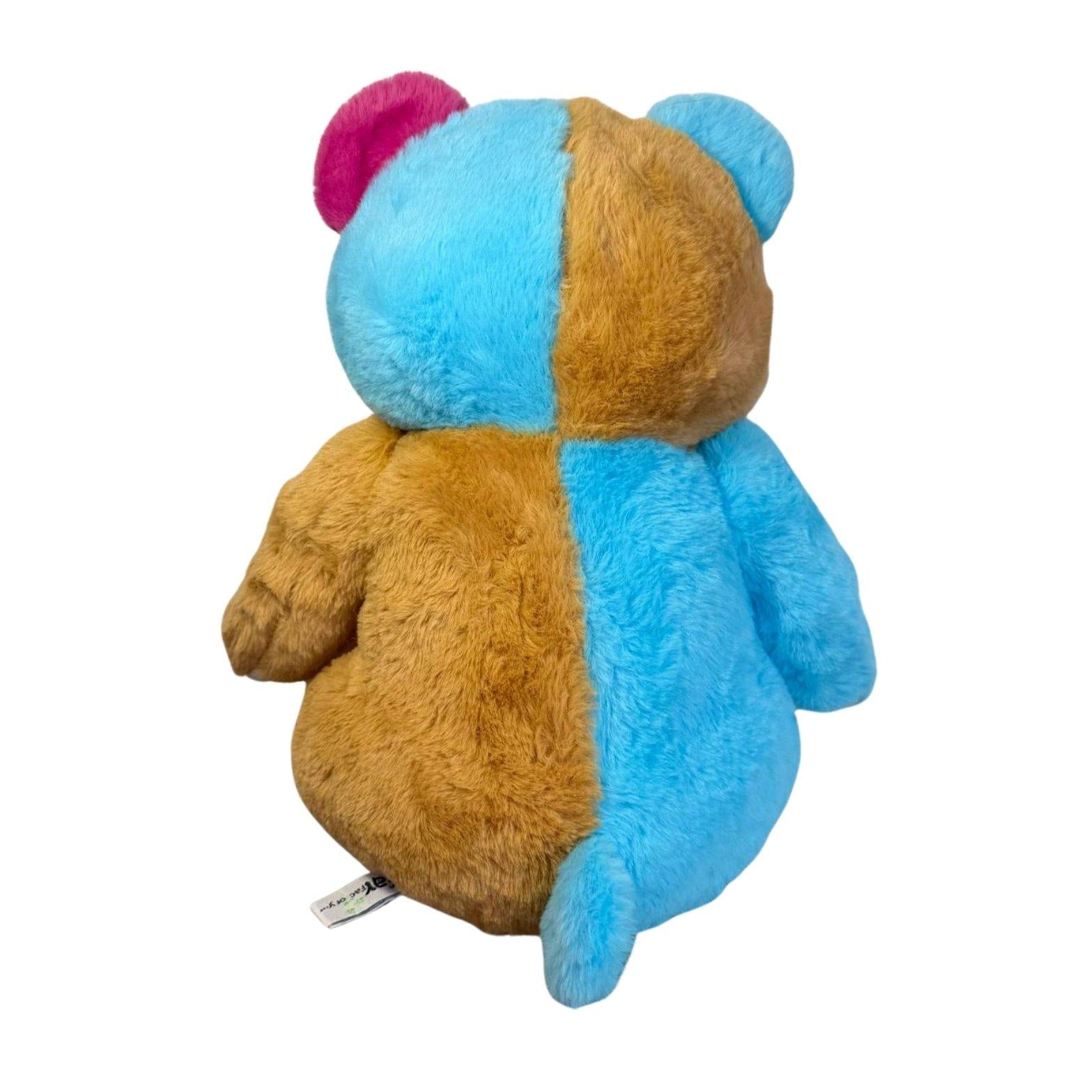 Achterkant van Patchie – knuffelbeer met twee kleuren vacht, verkrijgbaar bij Make a Bear