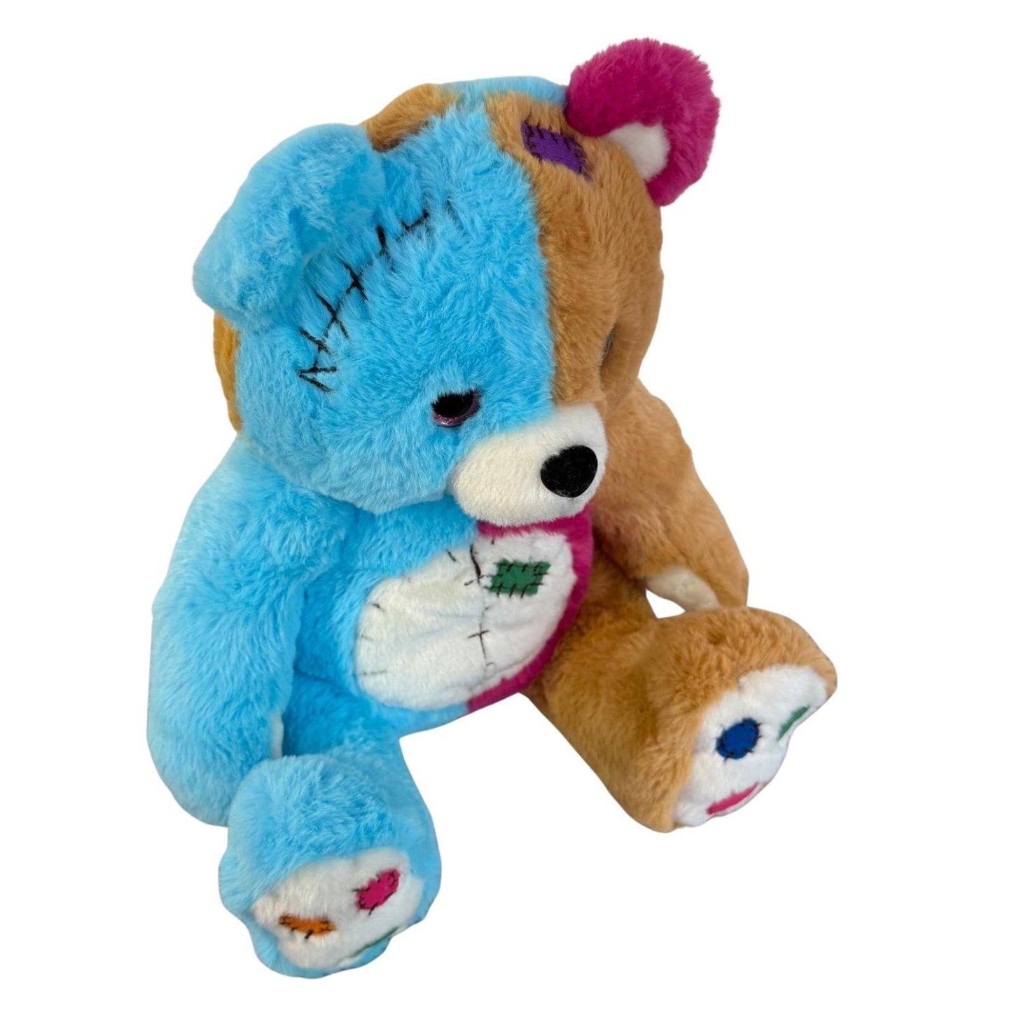 Zijkant van Patchie de knuffelbeer met blauwe vacht – unieke DIY-knuffel van Make a Bear
