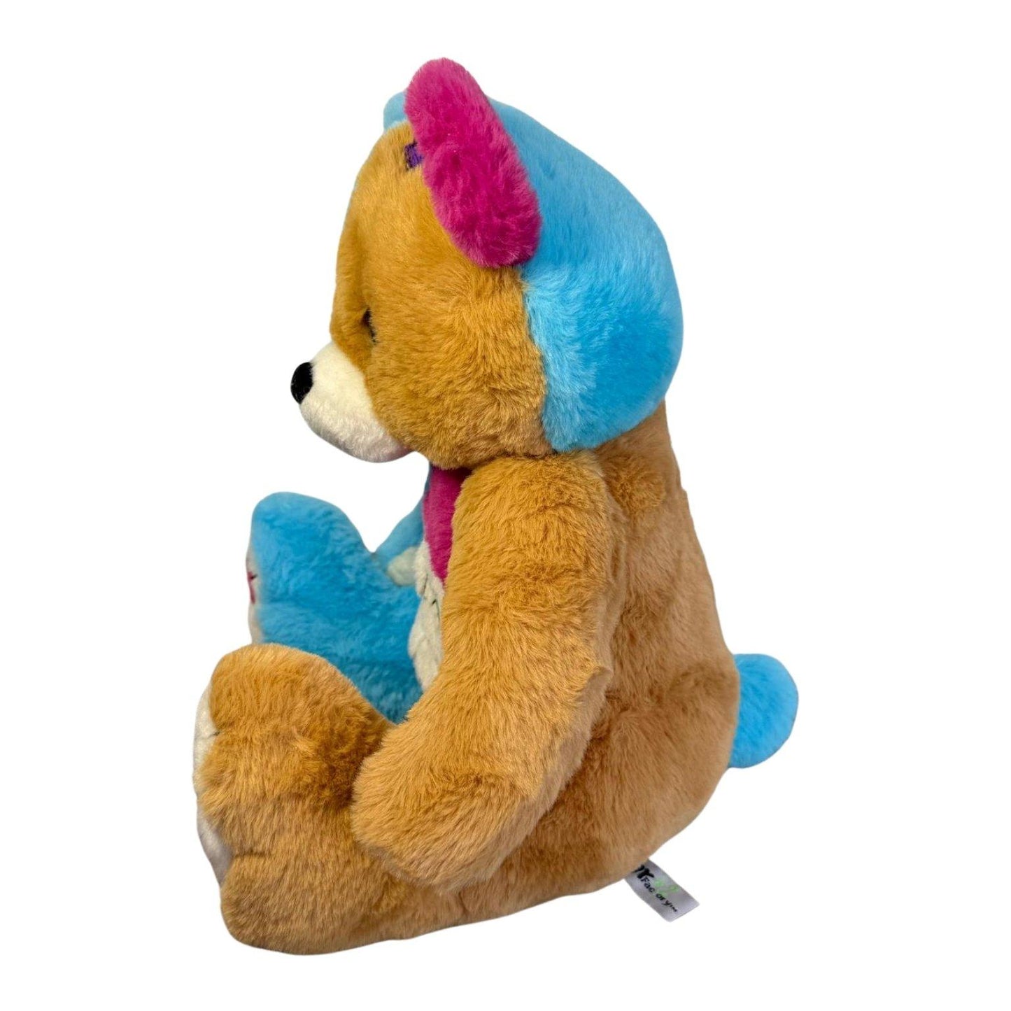 Zijkant van Patchie de knuffelbeer met bruine vacht – handgemaakte knuffel van Make a Bear