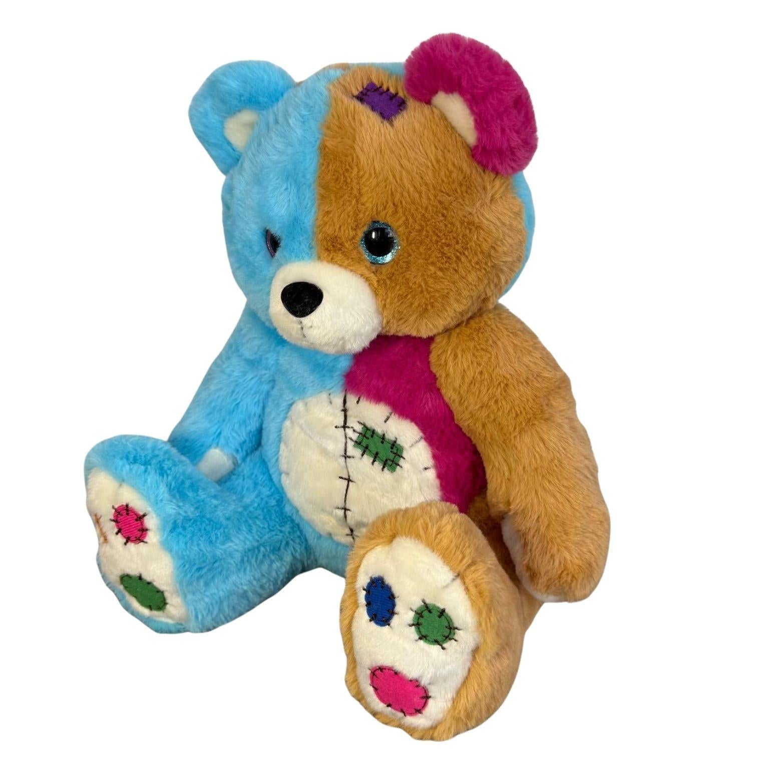 Detail van Patchie de knuffelbeer – zachte stoffen patches en zichtbare stiksels, onderdeel van de Make a Bear collectie