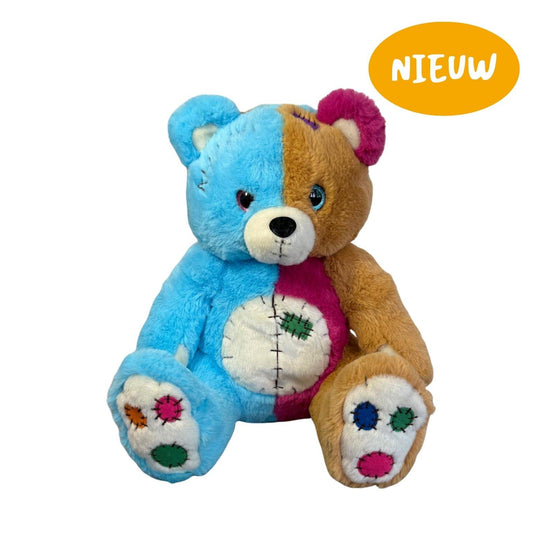 Patchie de knuffelbeer van Make a Bear – unieke zelf te vullen knuffel met bruin-blauwe vacht en karaktervolle uitstraling