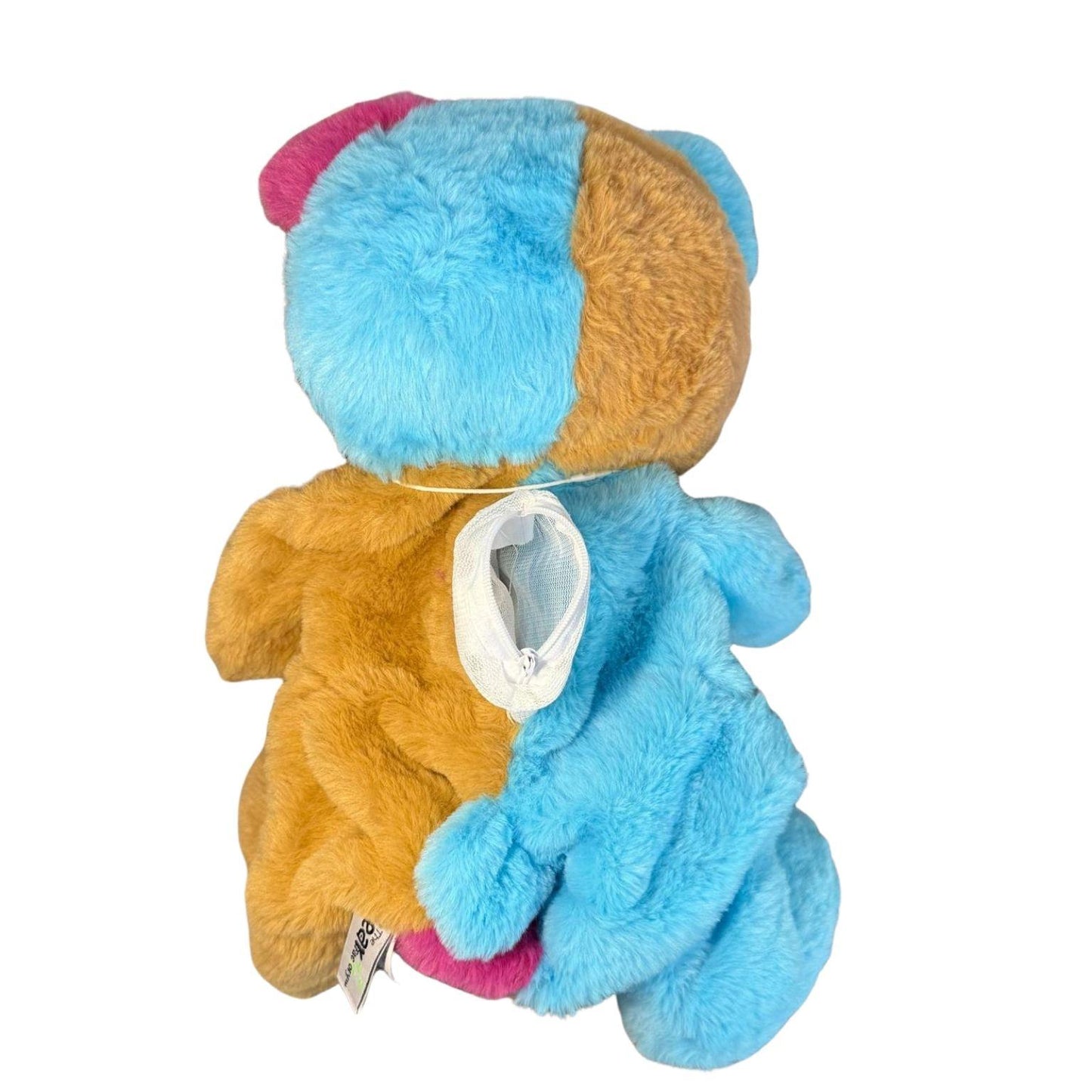 Patchie de knuffelbeer van Make a Bear – achterkant met zichtbare vulopening om zelf te vullen