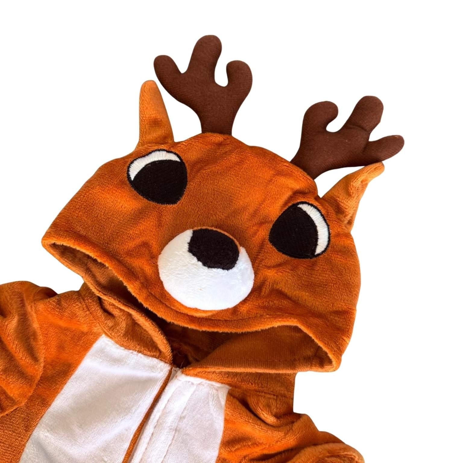 Voorzijde van de rendier onesie voor knuffels – zachte kerstoutfit van Make a Bear met gewei en oortjes