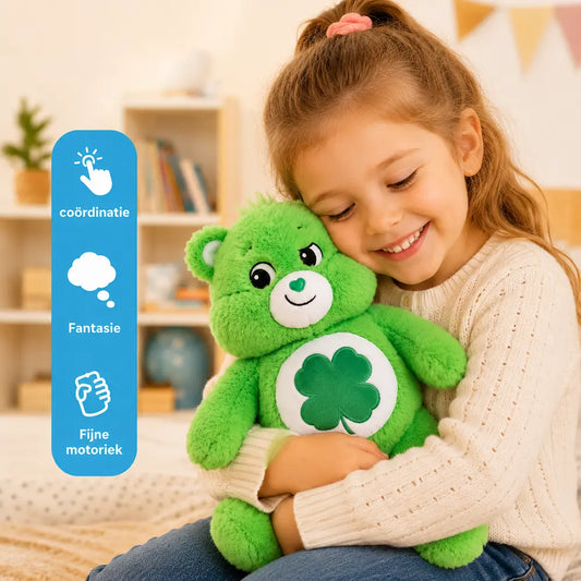 Een lachend meisje dat een groene Make a Bear geluksknuffel met een klavertje vier omhelst, met een blauw infoblok dat de voordelen toont: coördinatie, fantasie en fijne motoriek.