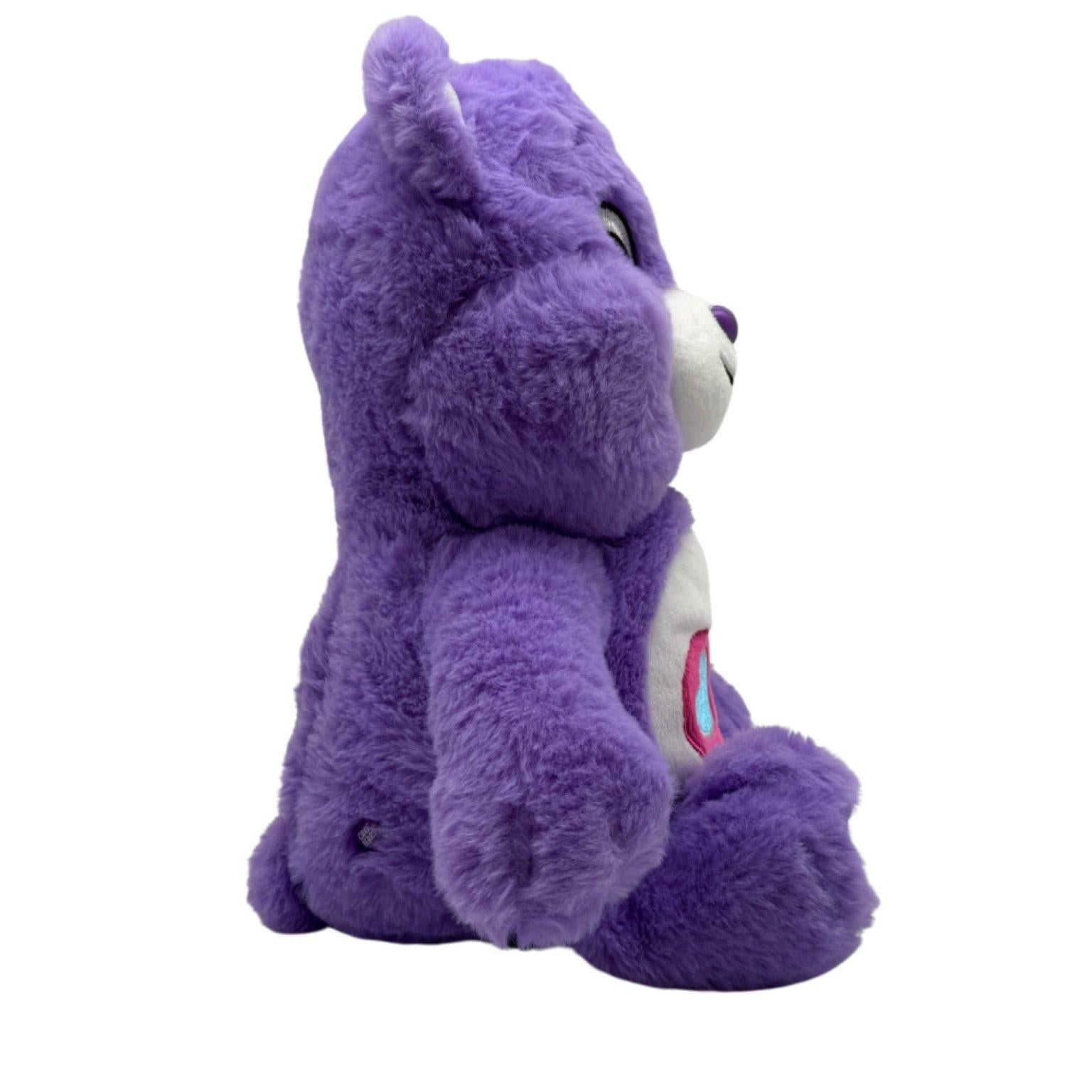 Zijaanzicht van het Troetelbeertje – Eerlijkheidsbeertje van Make a Bear, met zachte pluizige vacht en herkenbare vorm