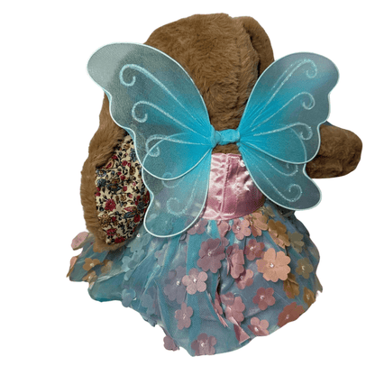 Vlinderjurk Voor Knuffels - Make a bear Knuffelkonijn Coco draagt de bloemenjurk met vleugels, een kleurrijk en schattig outfit voor je knuffelvriend. Perfect voor elke gelegenheid!, Achterkant, vleugels goed zichtbaar.